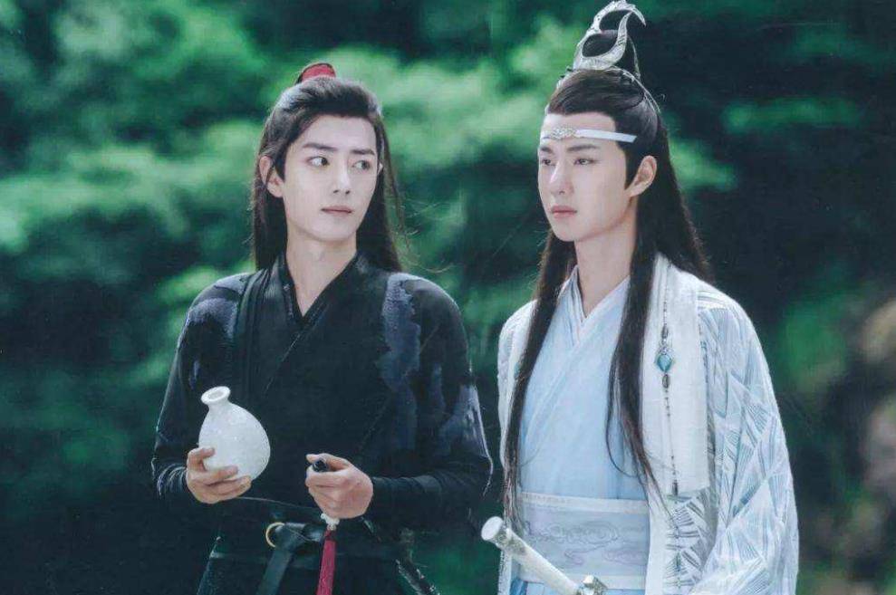 偶像剧男主踩推车走路,有人屁股下垫石头_身高_黄轩_罗云熙