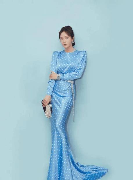 原创被秦岚的括号臀迷住了穿白色鱼尾裙凹身材腰臀比太惊艳