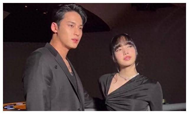 没错,就是最近在国外网络上炙手可热的blackpink lisa和seventeen