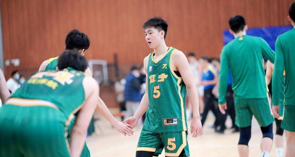 六年级时,他被沈阳二中的主教练张勇发现,他非常珍惜这来之不易的机会