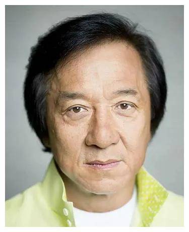 成龙花白新形象这回不再硬朗走路微蹒跚