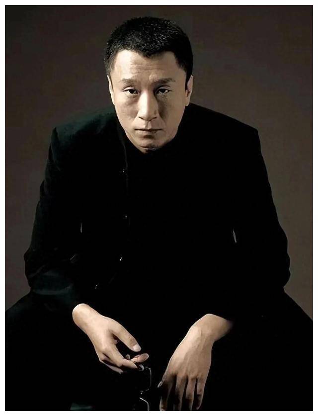 孙红雷与妻子游韩国,嘲讽发福不敢自认,旅游路线遭指小众!