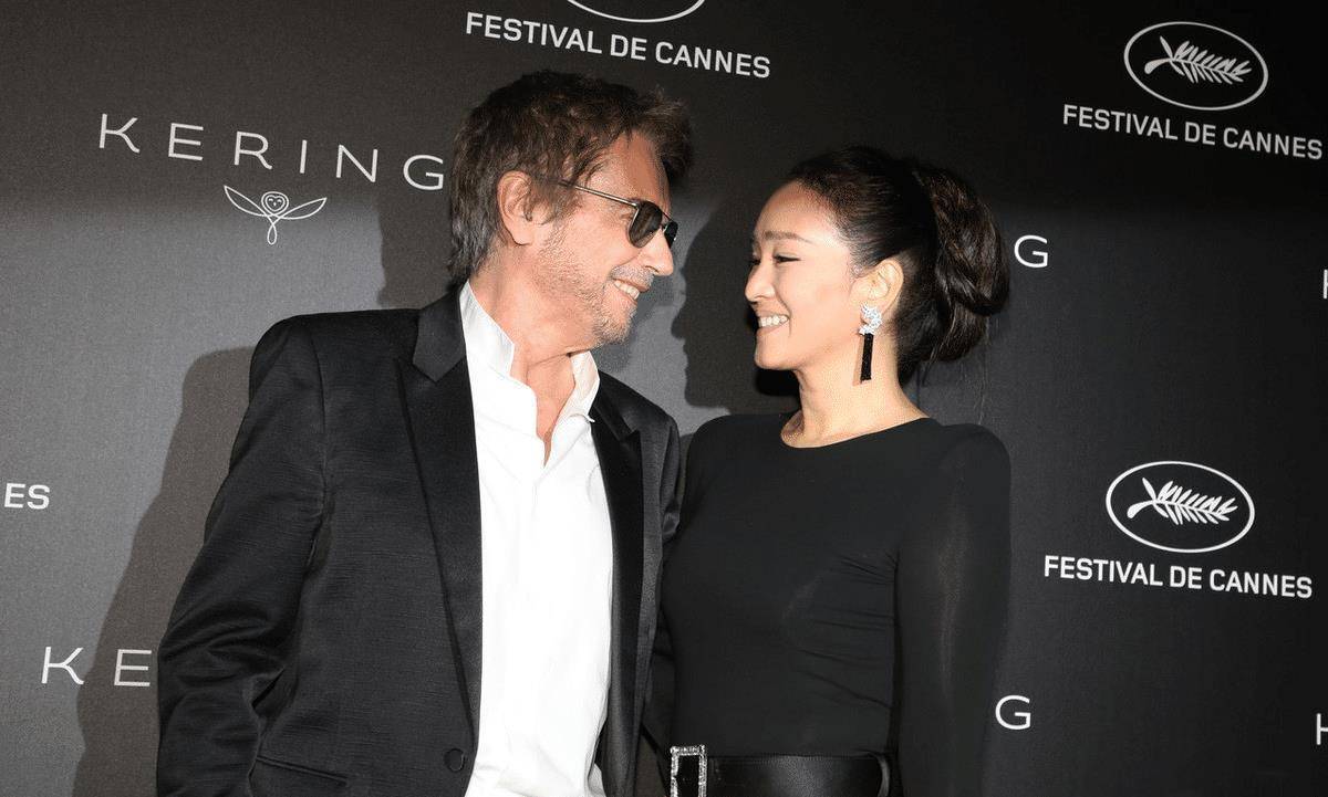 原创巩俐携71岁法国老公秀恩爱紧身衣配黄色半裙老公露甜蜜笑容