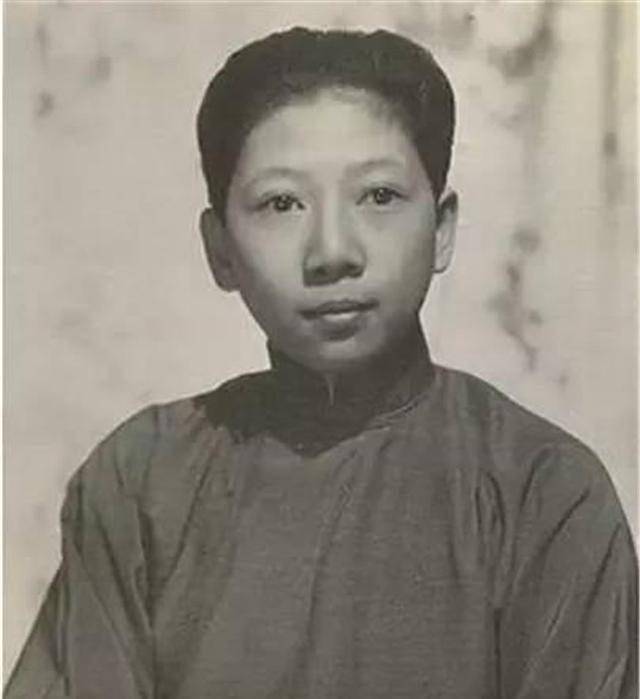 原创民国第一魔女不爱红装爱男装留恋风月场所让人给狗挪位