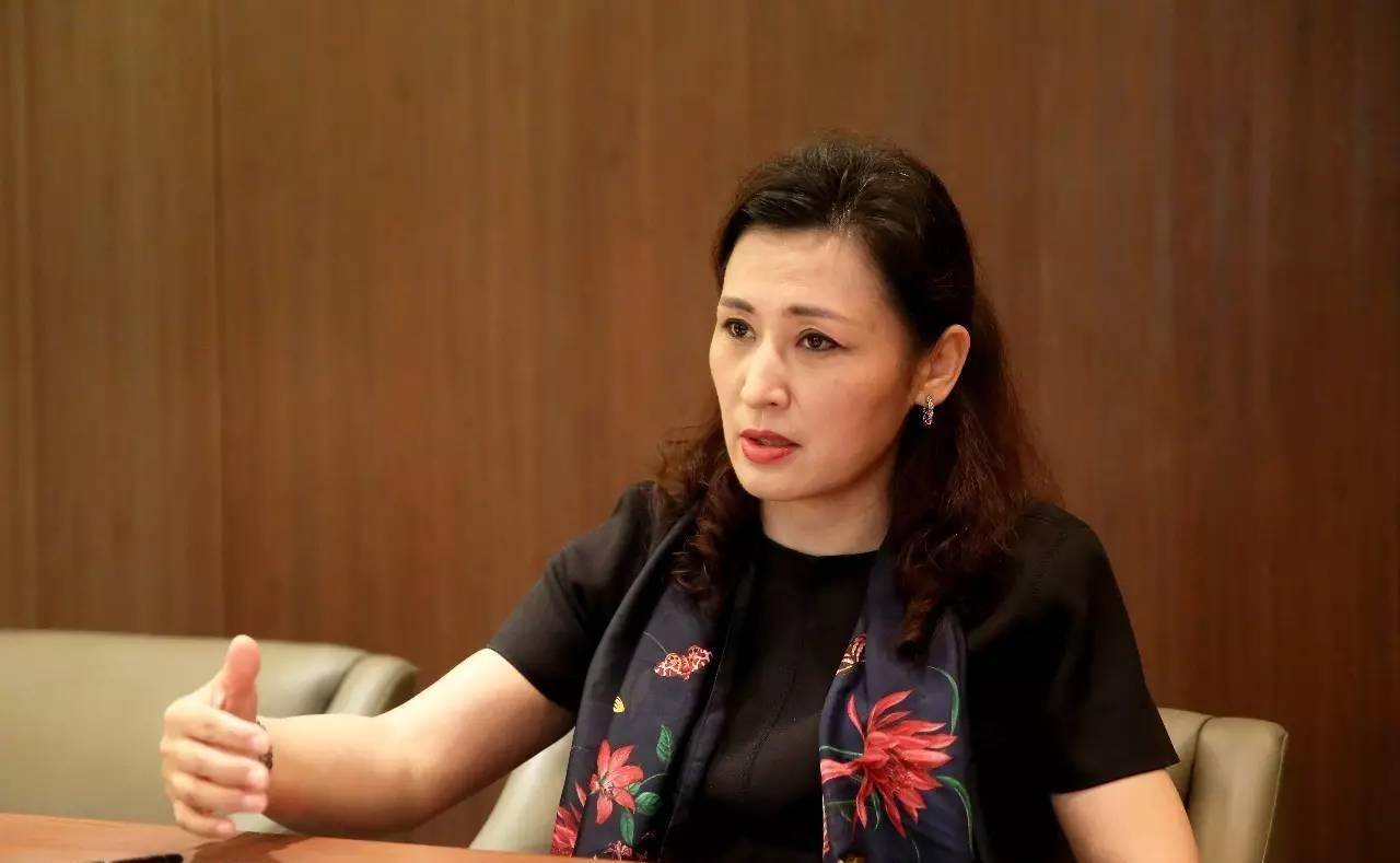 原创她被誉为最美女校长39岁成教授49岁当大学校长54岁知性美丽