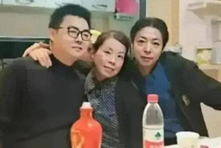 郭威妻子继续视频带货好言相劝被称撕扯威静许妮妮直播人气高