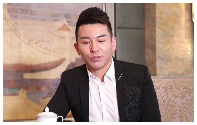 小胖直播时,有粉丝直言阿哲和舞帝利哥的资材都有10几个小目标了,不过