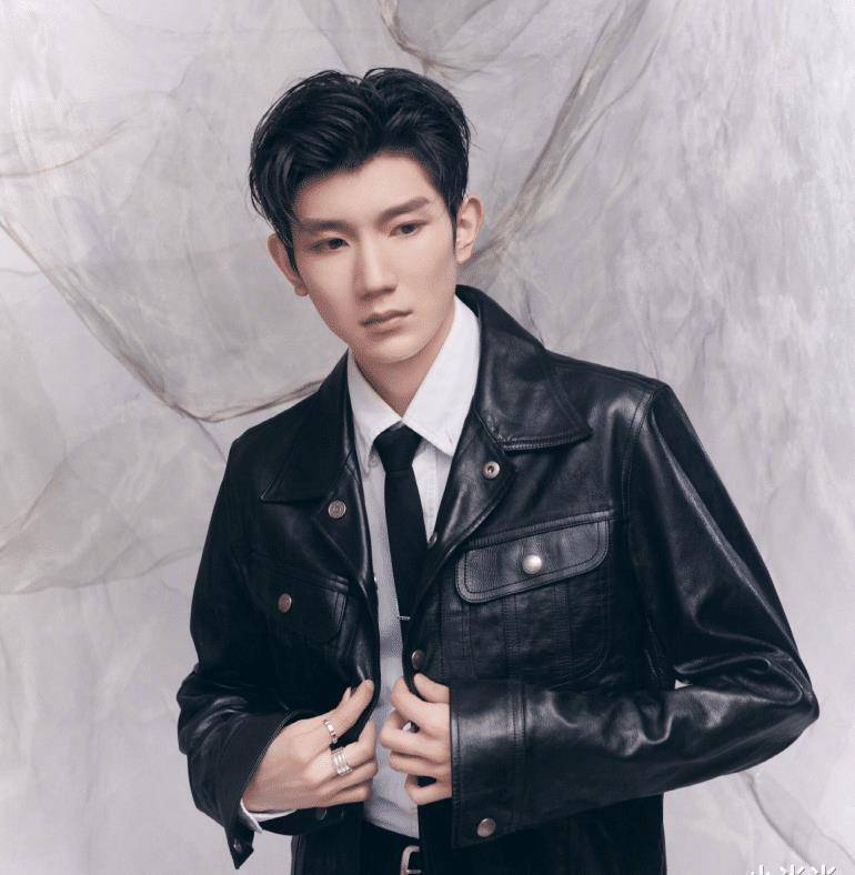 经过了这件事情,也许是为了降低热度,所以公司就直接让王源出国留 ..