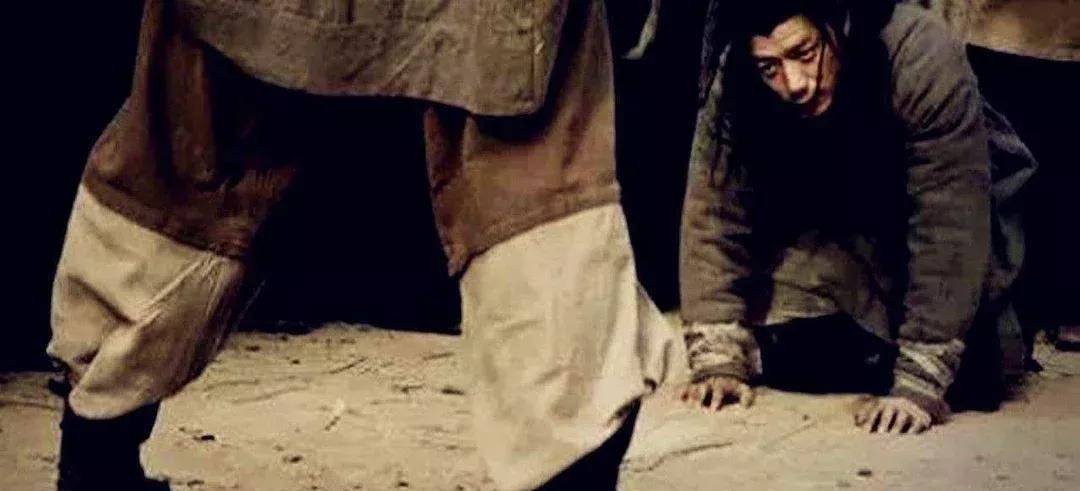 就有当地几个无奈,那天在路上拦住他说:"你整天佩戴把剑,装什么侠士?