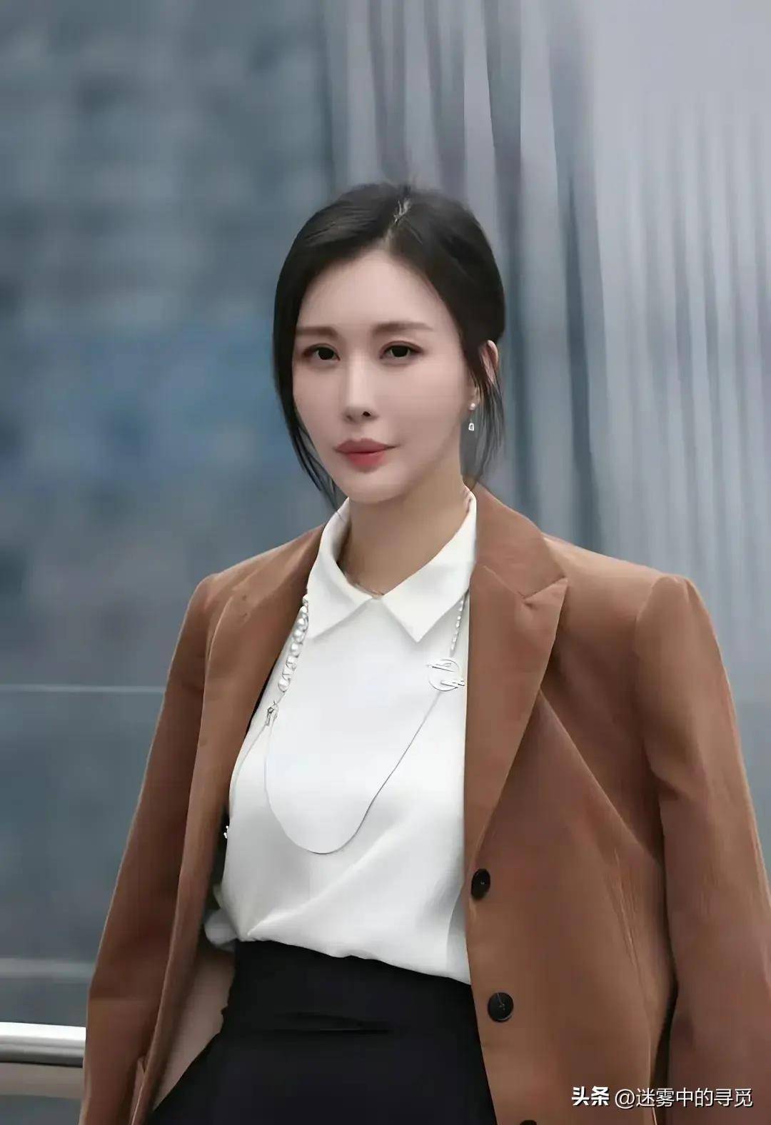 壕气田朴珺庆结婚纪念日送豪车给老公73岁王石激动拥抱娇妻