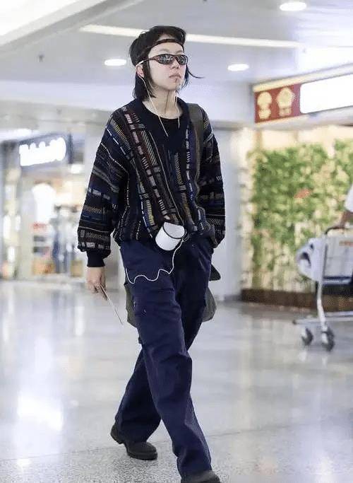 窦靖童的时尚真难理解禅修外套配紫色短发下巴纹身很另类