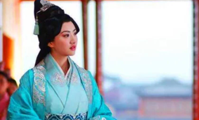 经常会有很多女子,仰慕王献之的才华,偷偷来王家看他,东晋的女子,有几