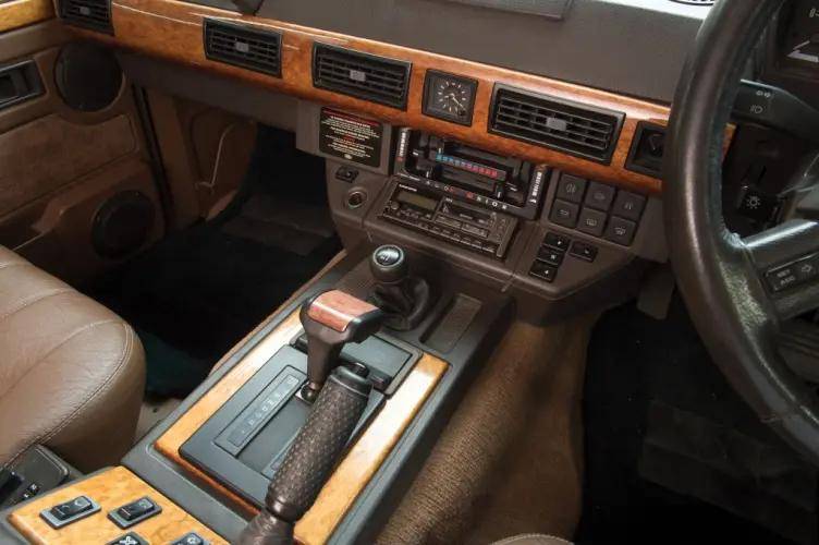 变…)分动箱拥有高/低速切换【这是越野车日常】和中央差速器锁止功能