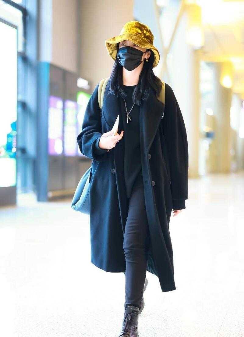 原创姚晨真懂极简穿搭一身黑色简约又高级配黄色帽子好洋气