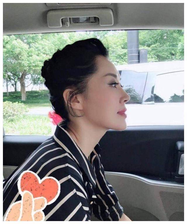 主持人沈涛携全家出行妻子侧颜撞脸许晴气质不输王牌女郎费费