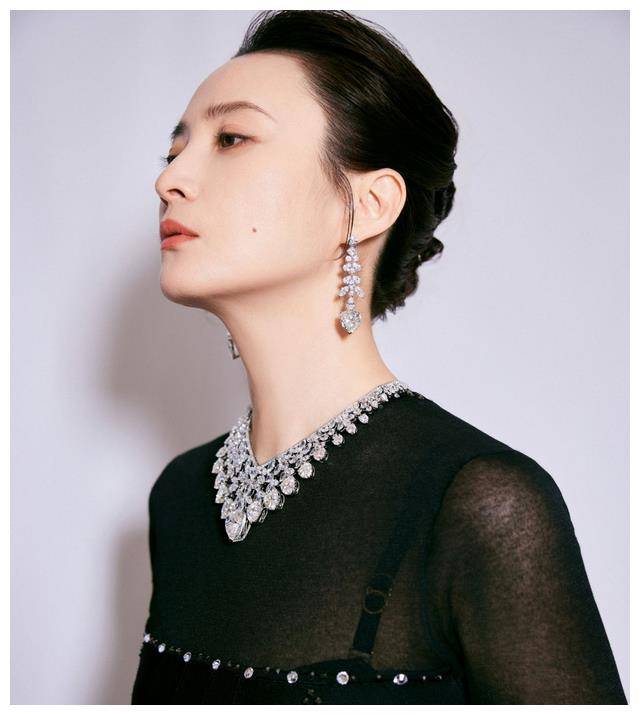 亚洲电影颁奖这一夜赵丽颖的背蒋勤勤的脸范冰冰赢麻了