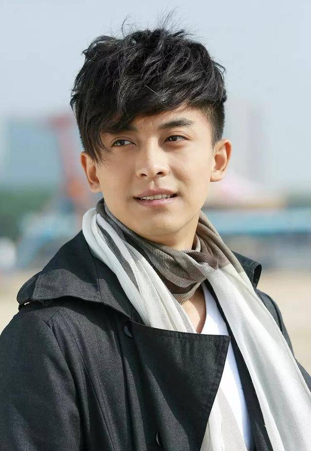 最多的,电视剧即将杀青时,他就和剧中小燕子的扮演者李晟谈起了恋爱