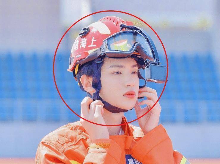 原创黄明昊训练时的画面似曾相识左右不分逼疯队友抓到了一只憨憨