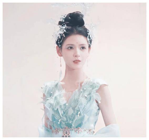 都市剧里演公主,古装剧里扮神女,张予曦是典型的明艳长相.