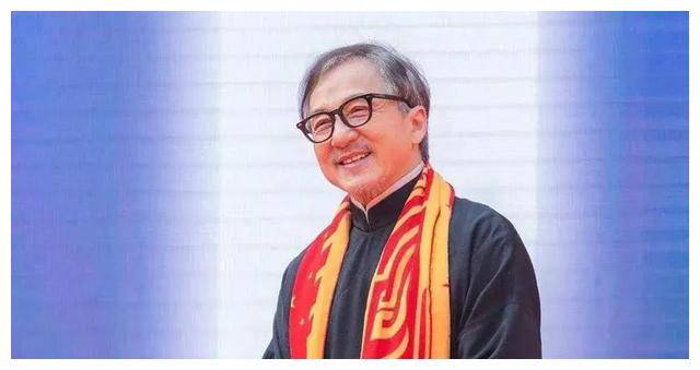 成龙影视巨星花白头发,硬朗不再,走路略显踉跄!_大哥_功夫_岁月