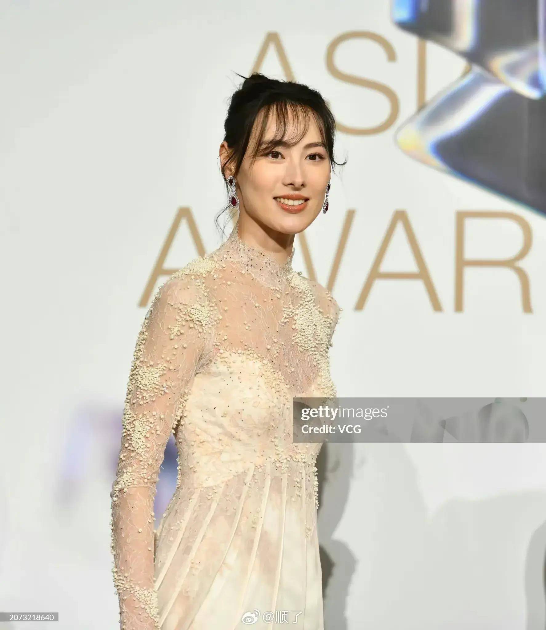 梁洛施白色长裙亮相亚洲电影节,网友:美貌和魅力依旧不减当年_豪门