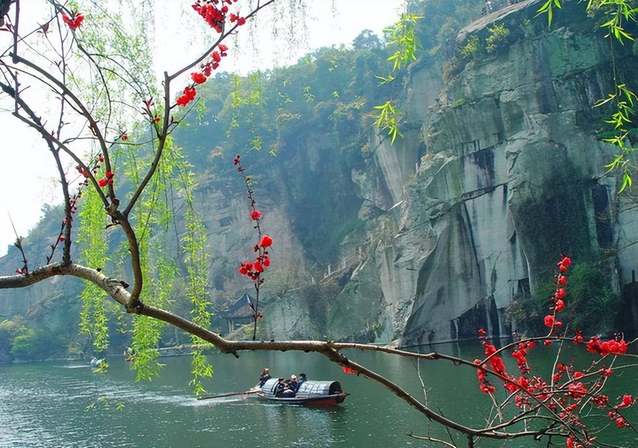 古诗词里唯美的春日郊外山好更宜馀积雪水生看欲倒垂杨