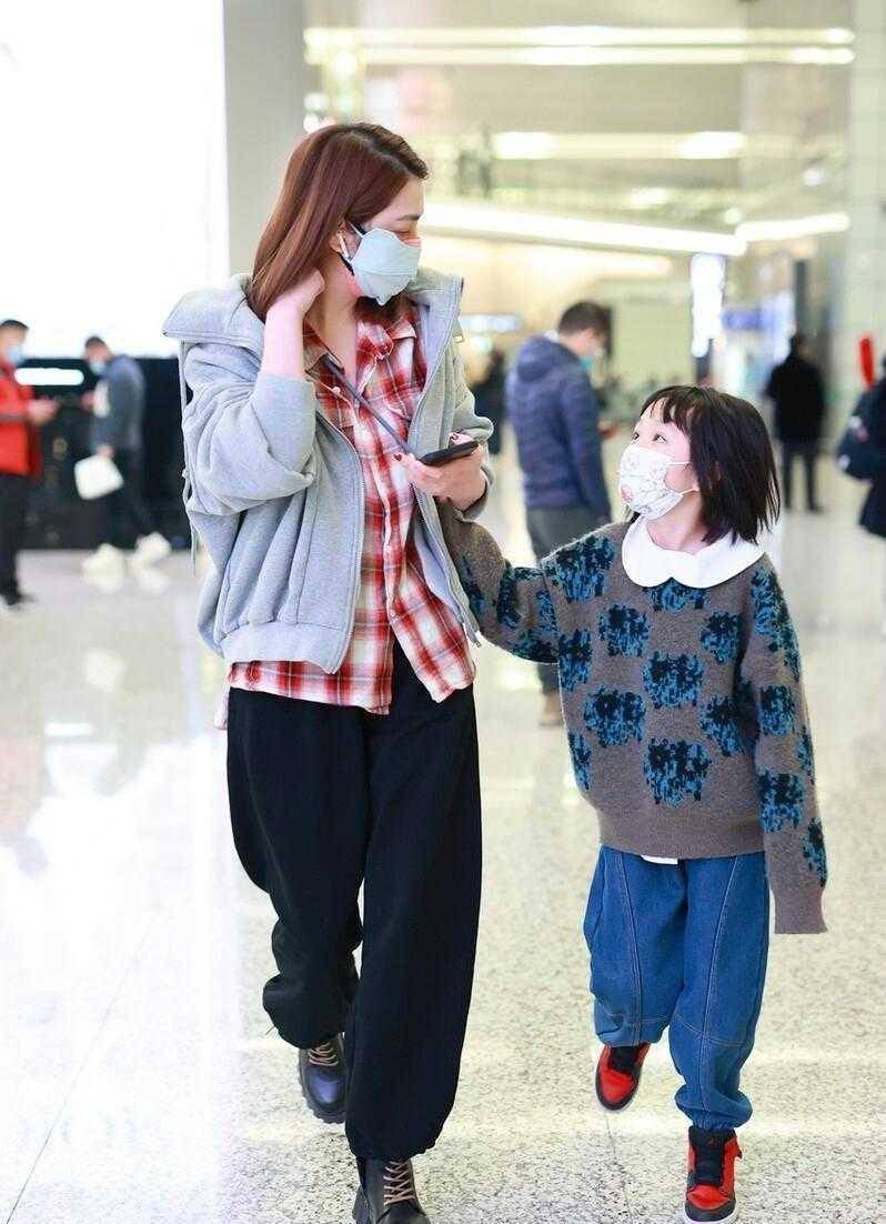 原创洪欣人美又会穿格纹衬衫配拉链卫衣走机场简约大气又显气质