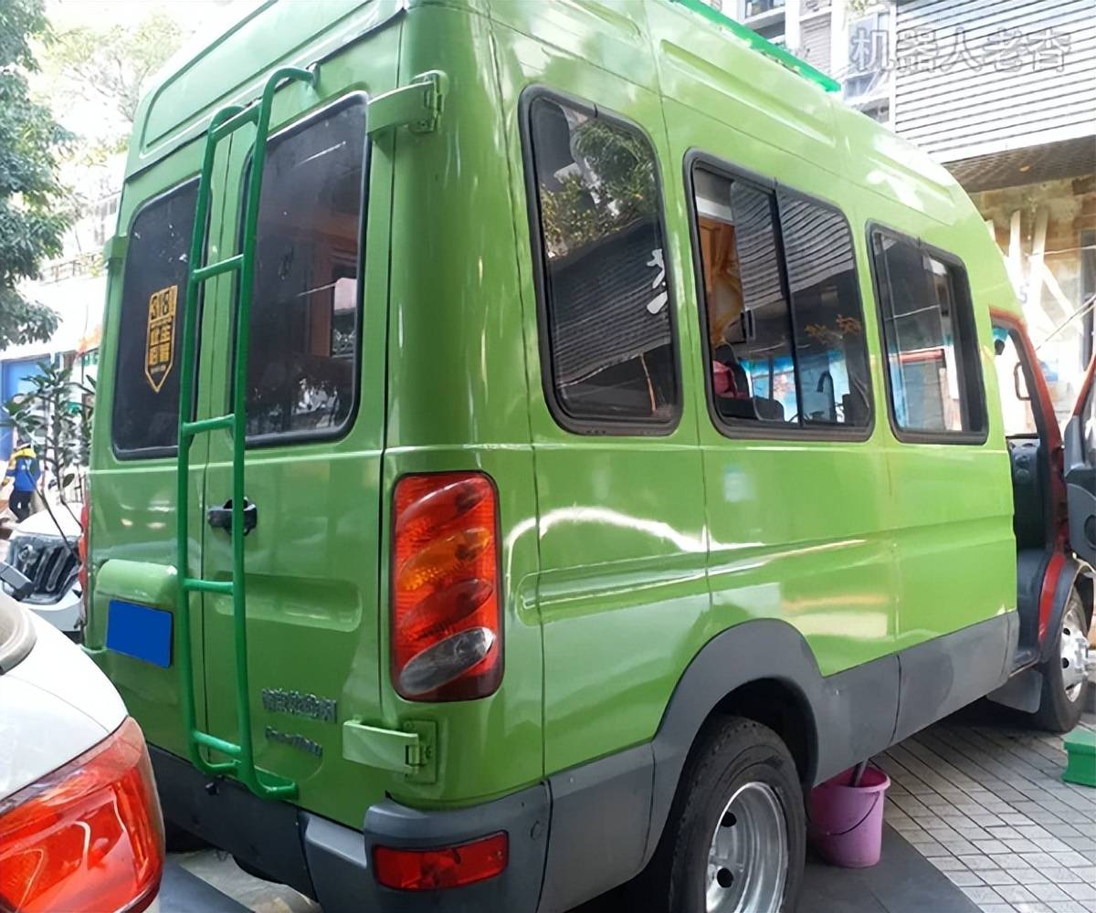 绿油油的旅行车,依维柯宝迪改装床车自驾游,牛人diy轻客露营车_搜狐