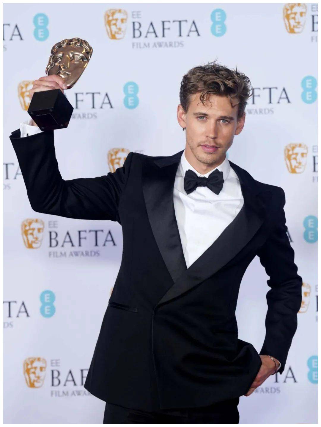 巴特勒的帅气之中,还带一点玩世不恭的痞气,痞帅的气质让他更有优势