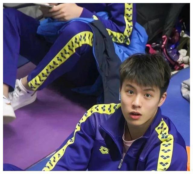 原创游泳运动员张翼祥阳光帅气自信微笑征服众人