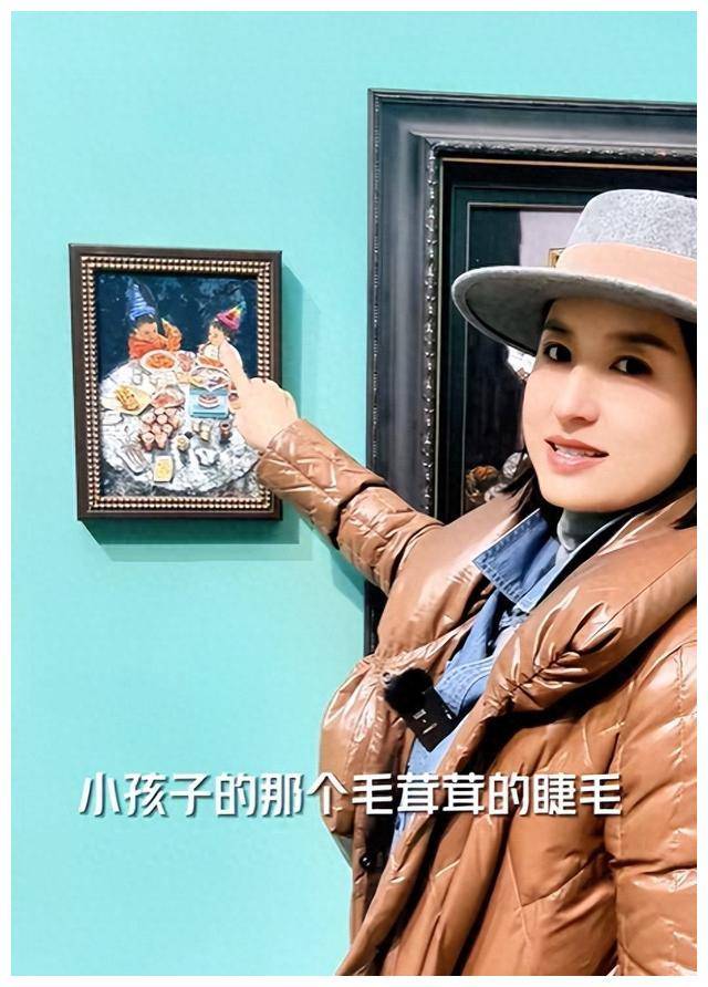 张蕾:参观"女性绘画展",分享三幅作品的亲身体验,精彩揭秘_油画_画作