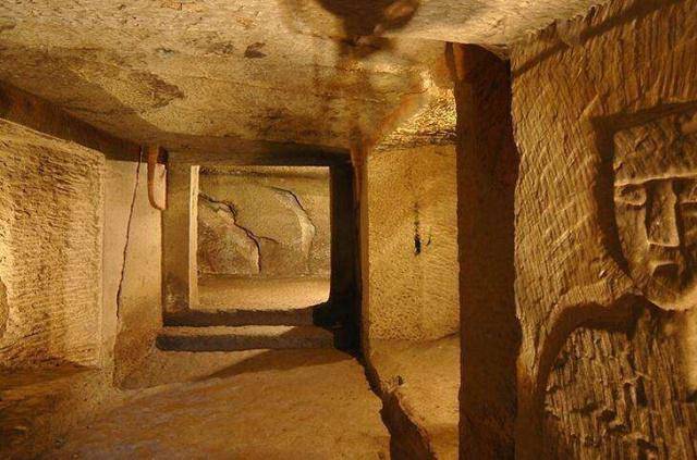 2011年江西一座古墓被盗盗洞不断冒出香气专家里面埋着皇帝