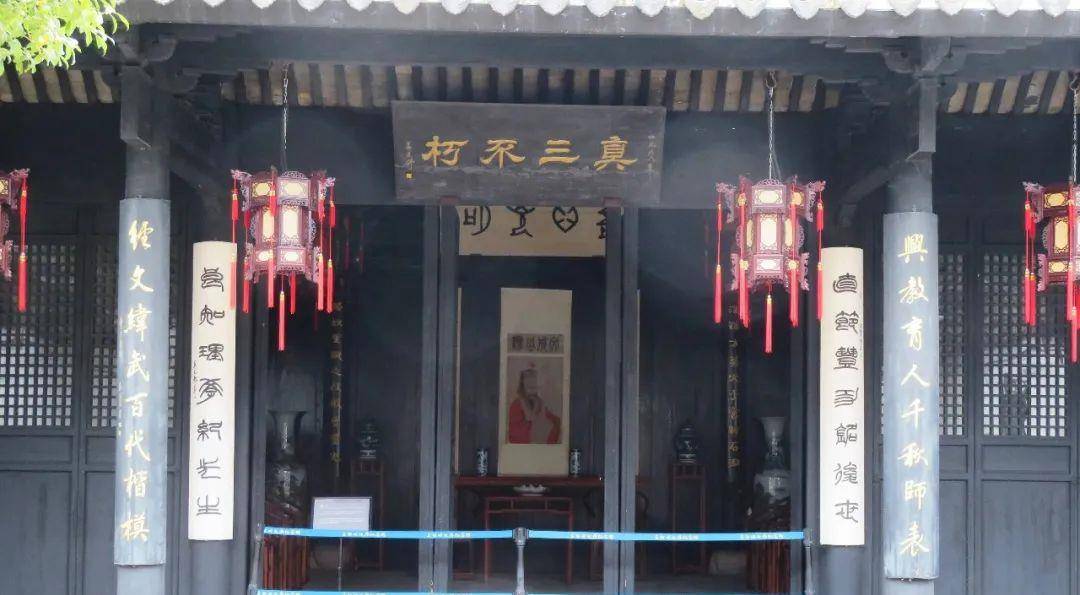 王阳明的父亲喜欢绍兴的山水,在他考中状元致仕后搬迁到了绍兴,另造了