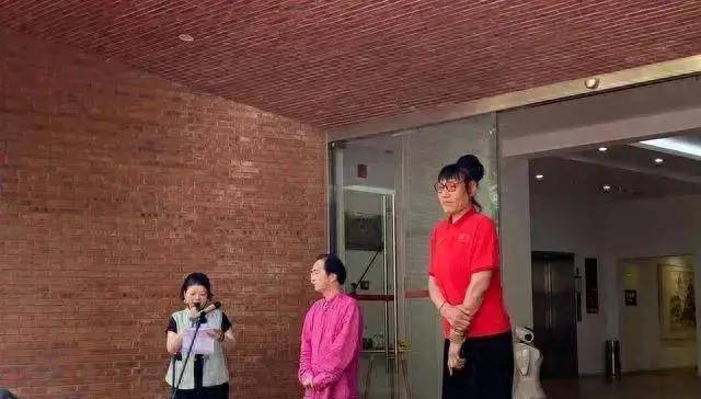 57岁郑海霞罕久违现身双腿变形严重无儿无女丈夫已消失7年