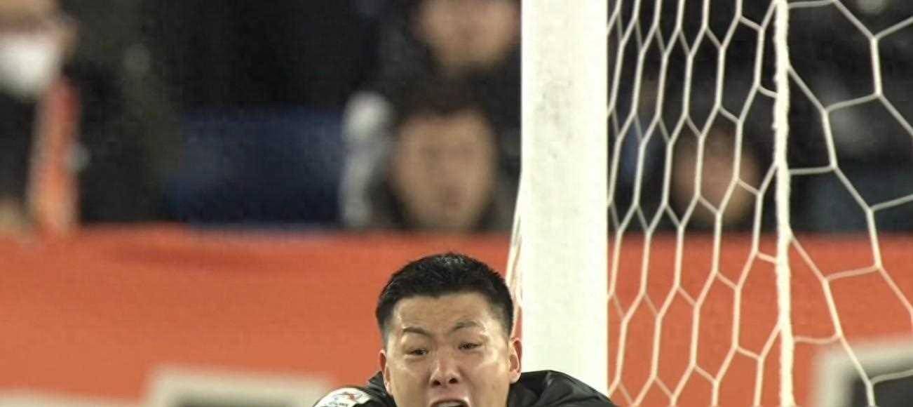 上图显示了山东泰山门将王大雷的表情,他似乎在呼唤.