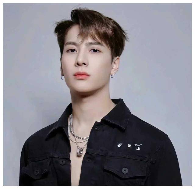 王嘉尔身材迷人十足皮肤特别好歌手出道颜值很高