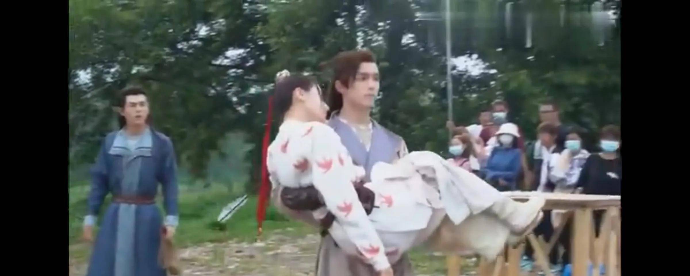 屋顶这场公主抱,花絮里丢了很多次,吴磊照样能抱住她.