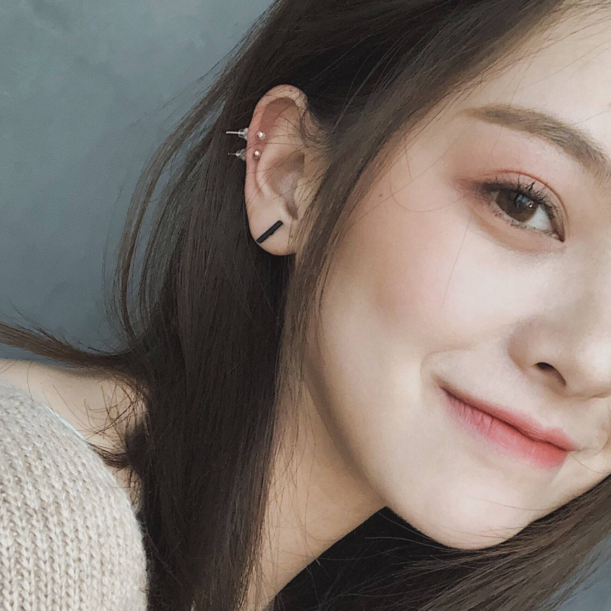 会有略微的凸起,然后呈现出直线向下以及轻微的曲线,鼻尖处有点凸起