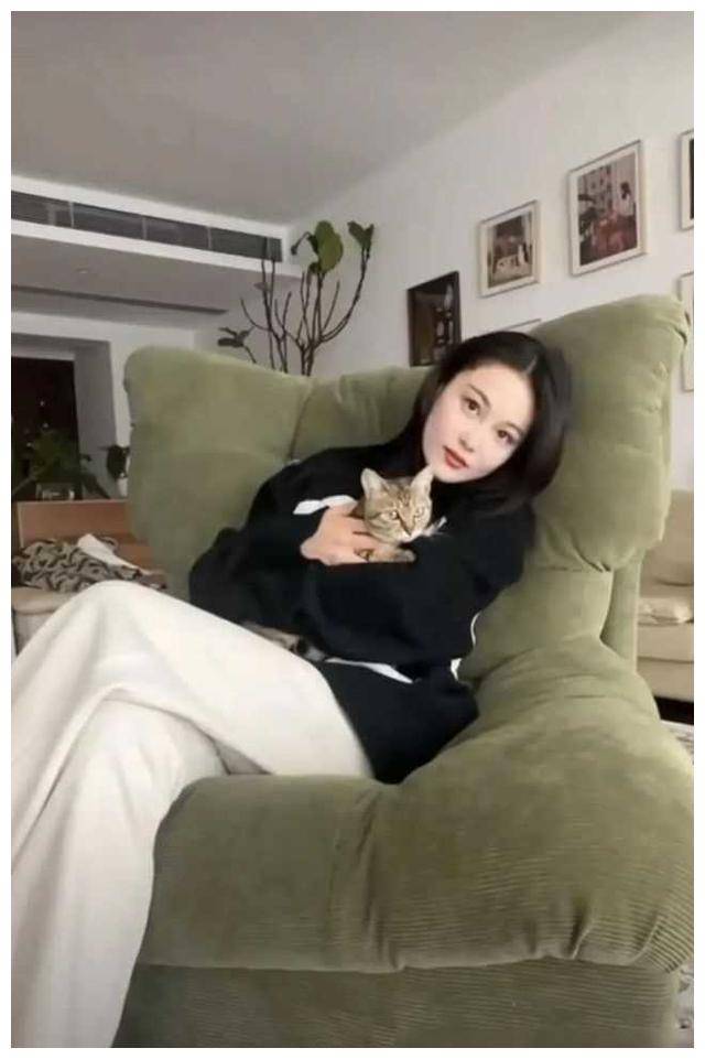 张馨予晒广东别墅生活军官老公何捷抱猫出镜恩爱模样惹人羡慕