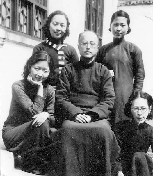 每把扫帚上都挂着银链条,陆家的人提前打听过张家的房子格局,陆英带过