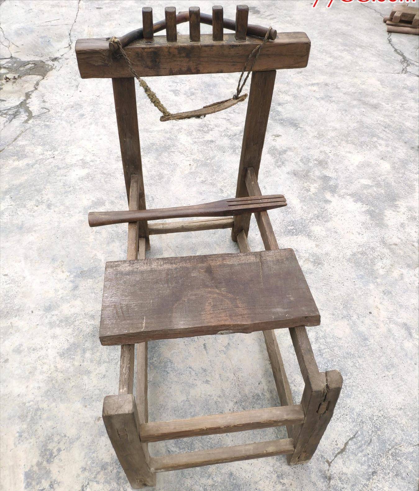 一位邻居大哥家的老工具,是他以前打草鞋的工具.