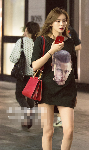 原创夏天的女生去逛街任性就只穿一件短袖就上阵啊