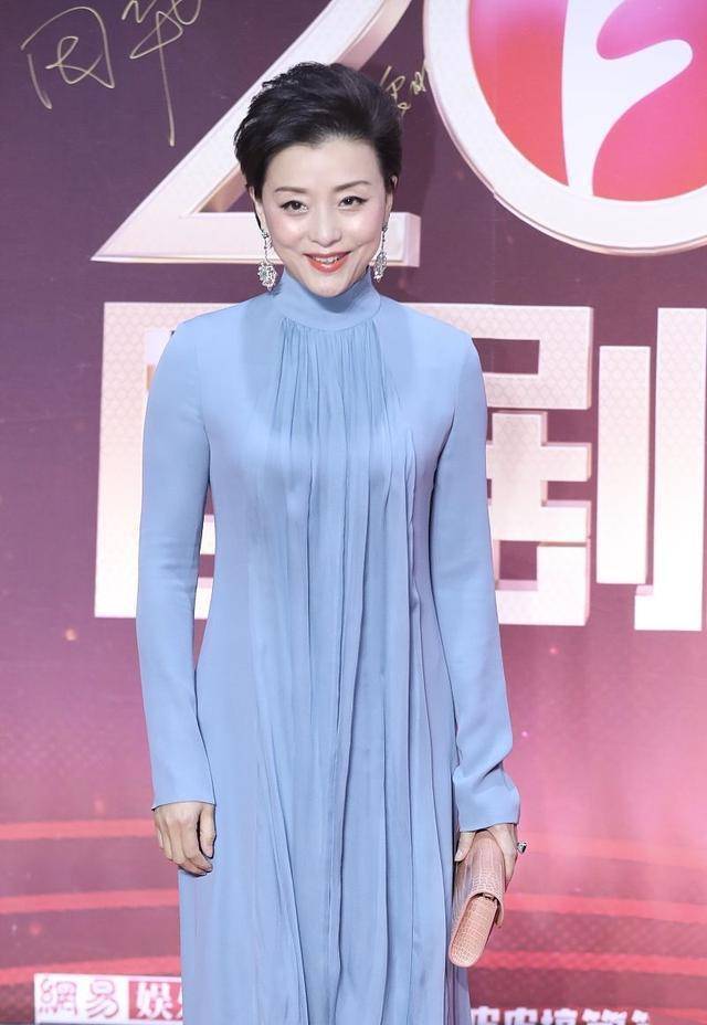 著名主持杨澜太会穿一袭蓝色连衣裙高贵优雅哪敢相信她52岁