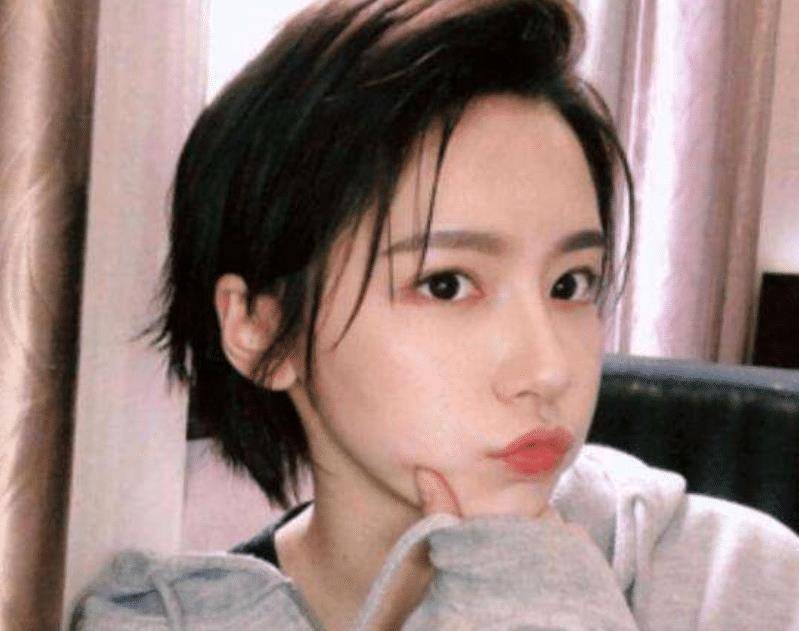 原创诸葛大力真是拼了挑战黑色蕾丝裙180度下腰更是尽显韧性
