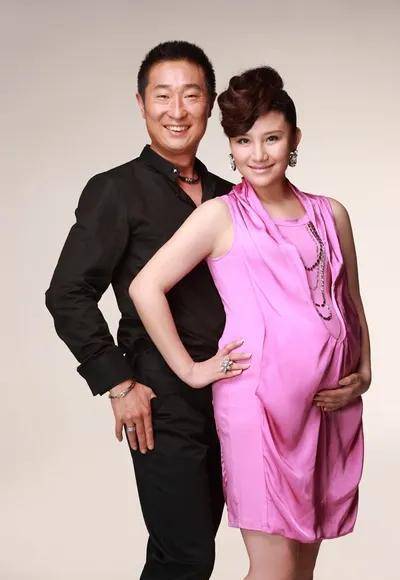 有一次,怀孕初期的周冬齐约宋丹丹一起去逛街,林永健也在后面跟着掂包