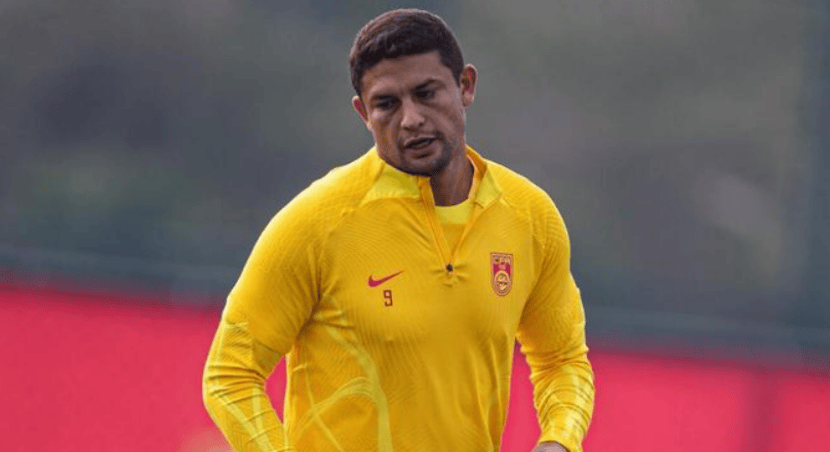 国足抵达新加坡艾克森获伊万科维奇信任世预赛有望成为奇兵