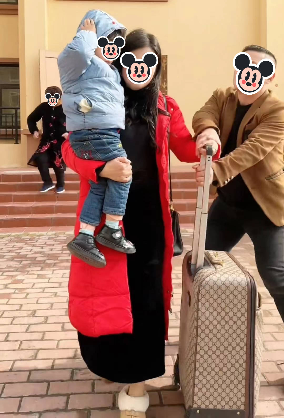 女子抱着孩子要回娘家被丈夫出门阻拦孩子随我姓你休想带走