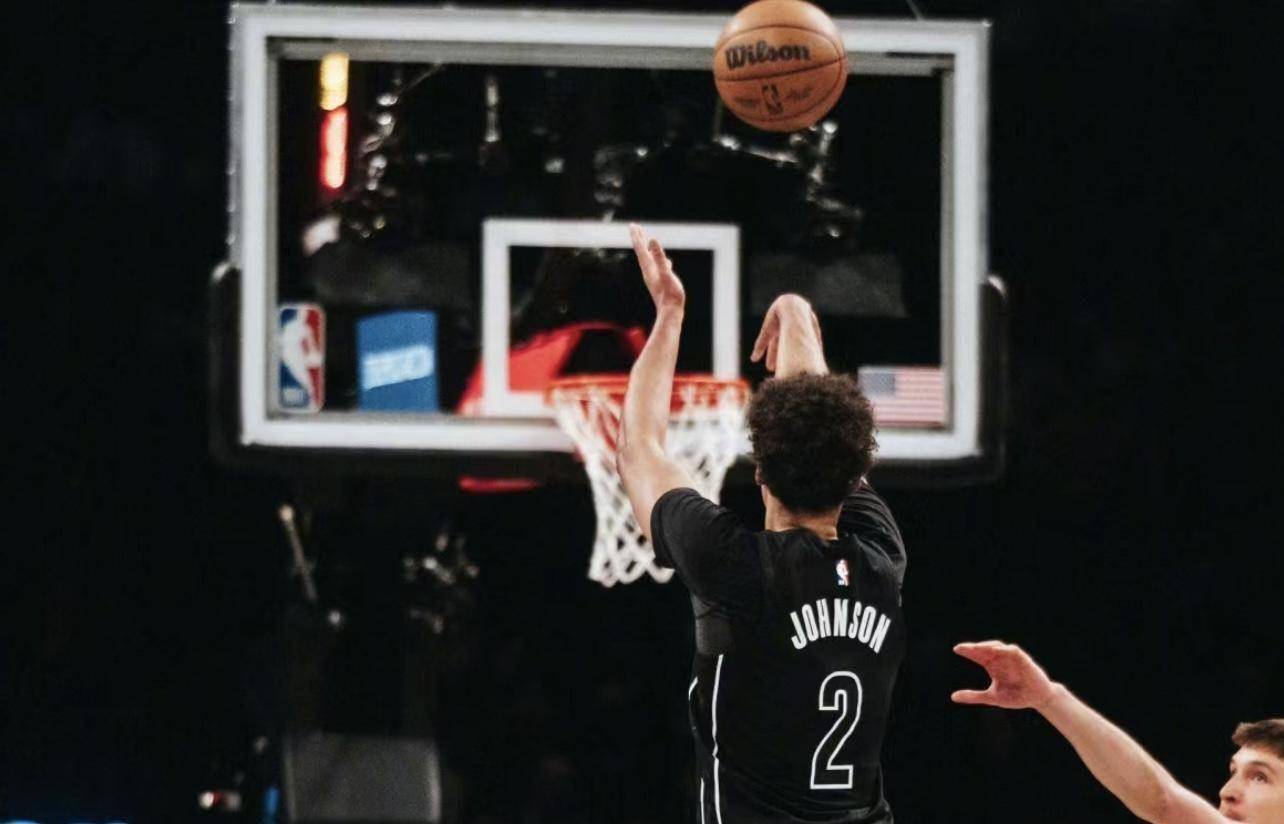 39-37!这就是约翰逊的改变,他不敢抱怨篮网让他替补