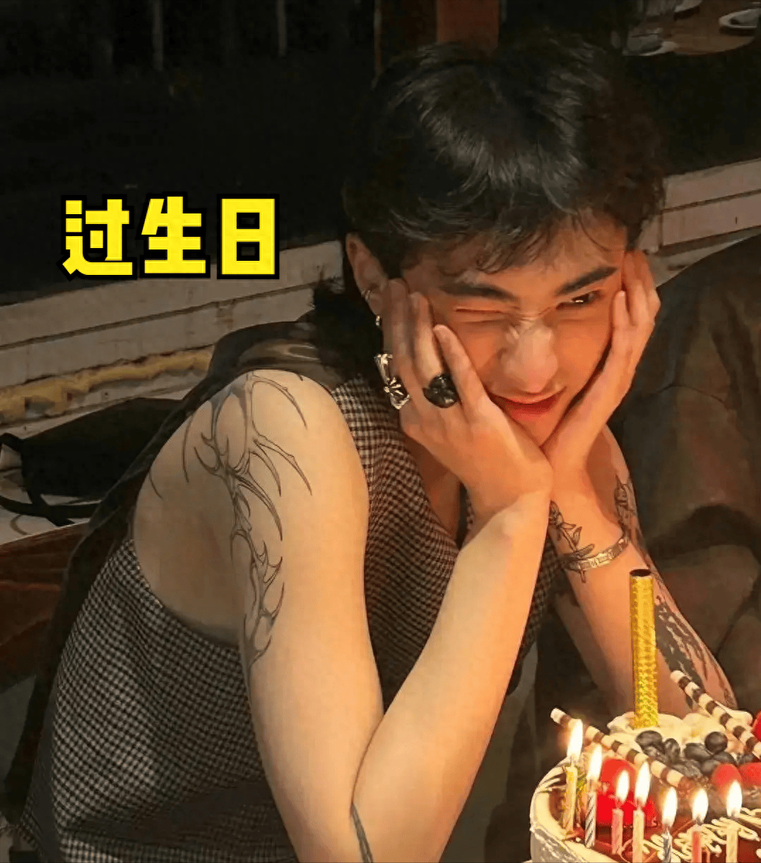 这些照片中,他大胆展示了自己手臂上,甚至延伸至背部的纹身图案.