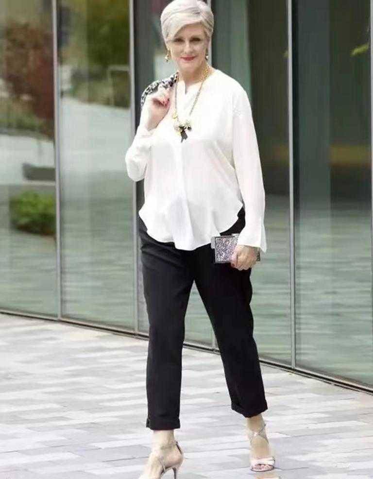 来学她的穿搭优雅大气,适合50岁的女人_身材_缺点_色彩